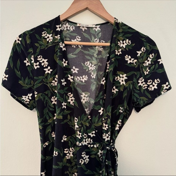 Marine Layer Emlyn Wrap Dress Midi Length Wrap Dress Black Floral SZ Medium - Picture 4 of 13